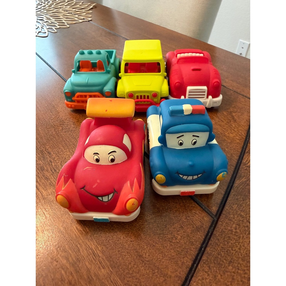 B. Toys Mini Wheeee-ls Happy Cruisers Toy Car Set Lot of 5 only 2 are pull back!